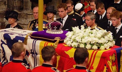 When the Queen Elizabeth died in 2002 the crown was placed on her coffin, with koh-i-noor embedded